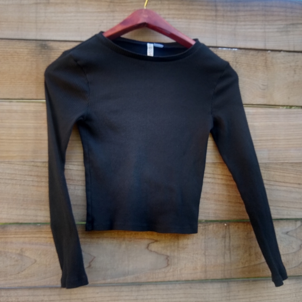H&M Divided Black Long Sleeve Cropped Top.